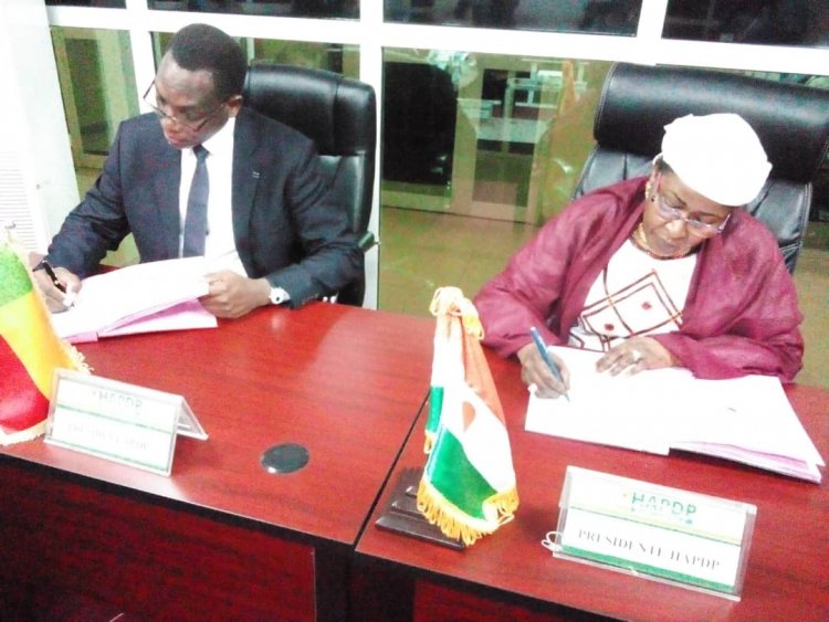 La visite de travail de la délégation de l'APDP du Bénin à l'institution sœur du Niger (HAPDP) a été sanctionné par une signature d'accord de coopération .